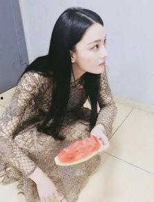 网红吃瓜换衣服图片高清  第3张